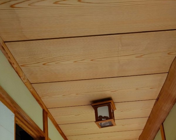 室内の雨漏り　縁側　瓦の剥がれが原因